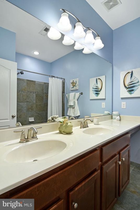 Bathroom, Dual Sink Vanities, Interior, Recessed Lighting