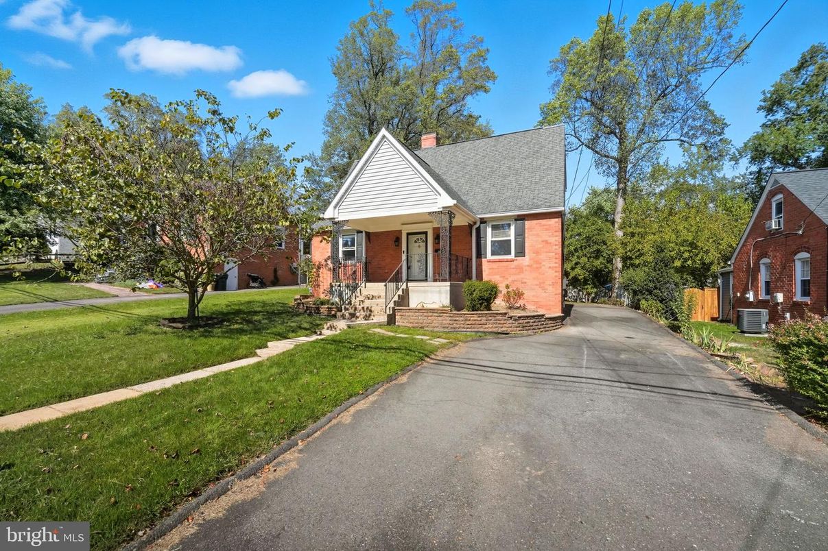 Exterior, Facade, Brick Facade, Cape Cod