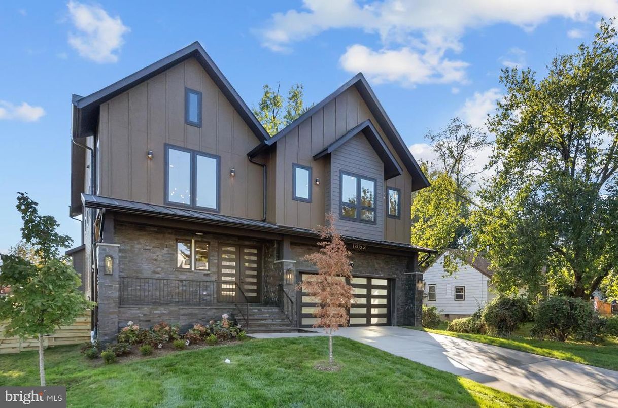 Attached, Exterior, Facade, Farmhouse