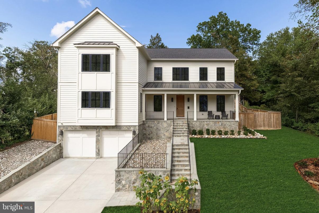 Attached, Exterior, Facade, Farmhouse