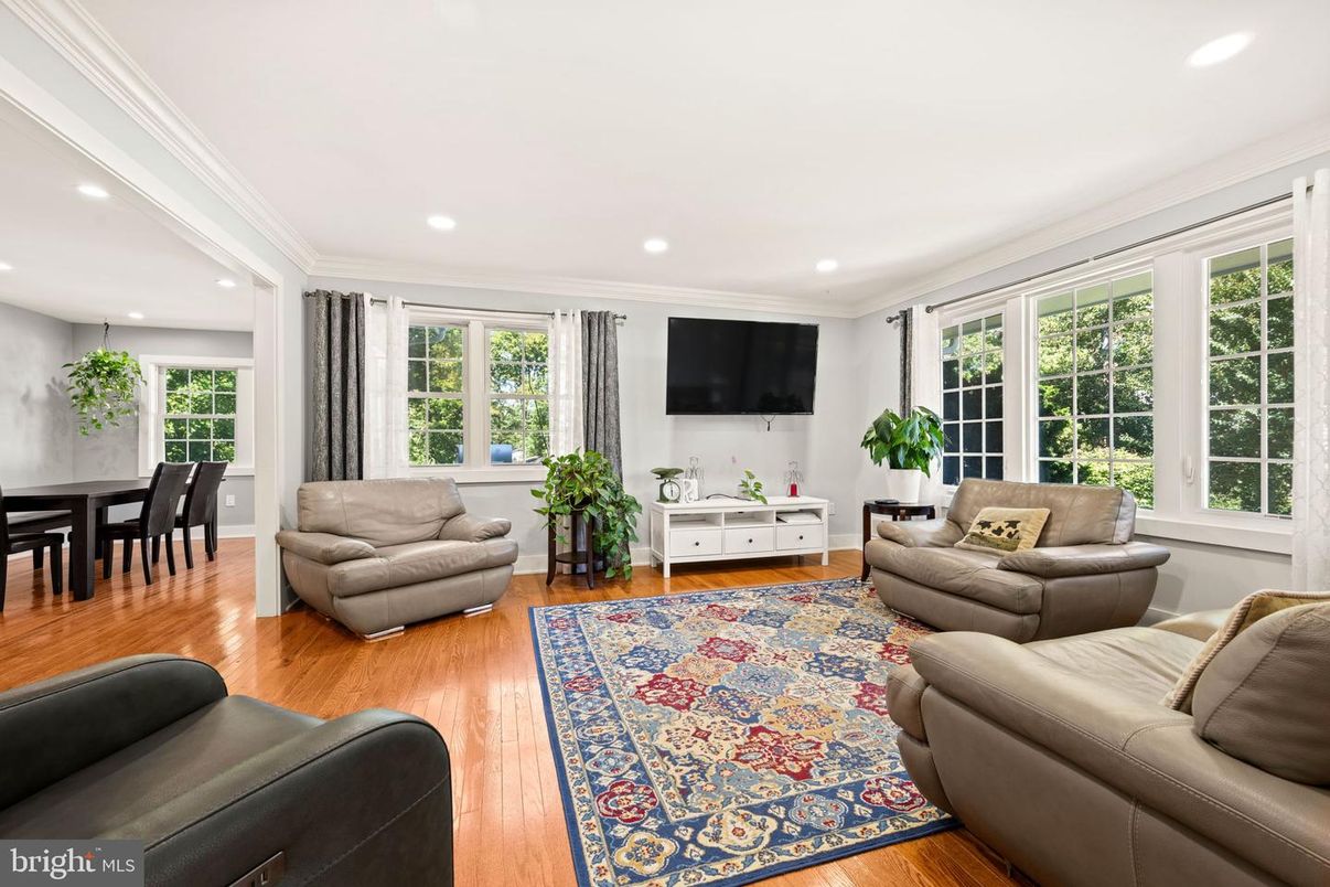 Dining room, Interior, Living room, Recessed Lighting, Wood Texture Flooring