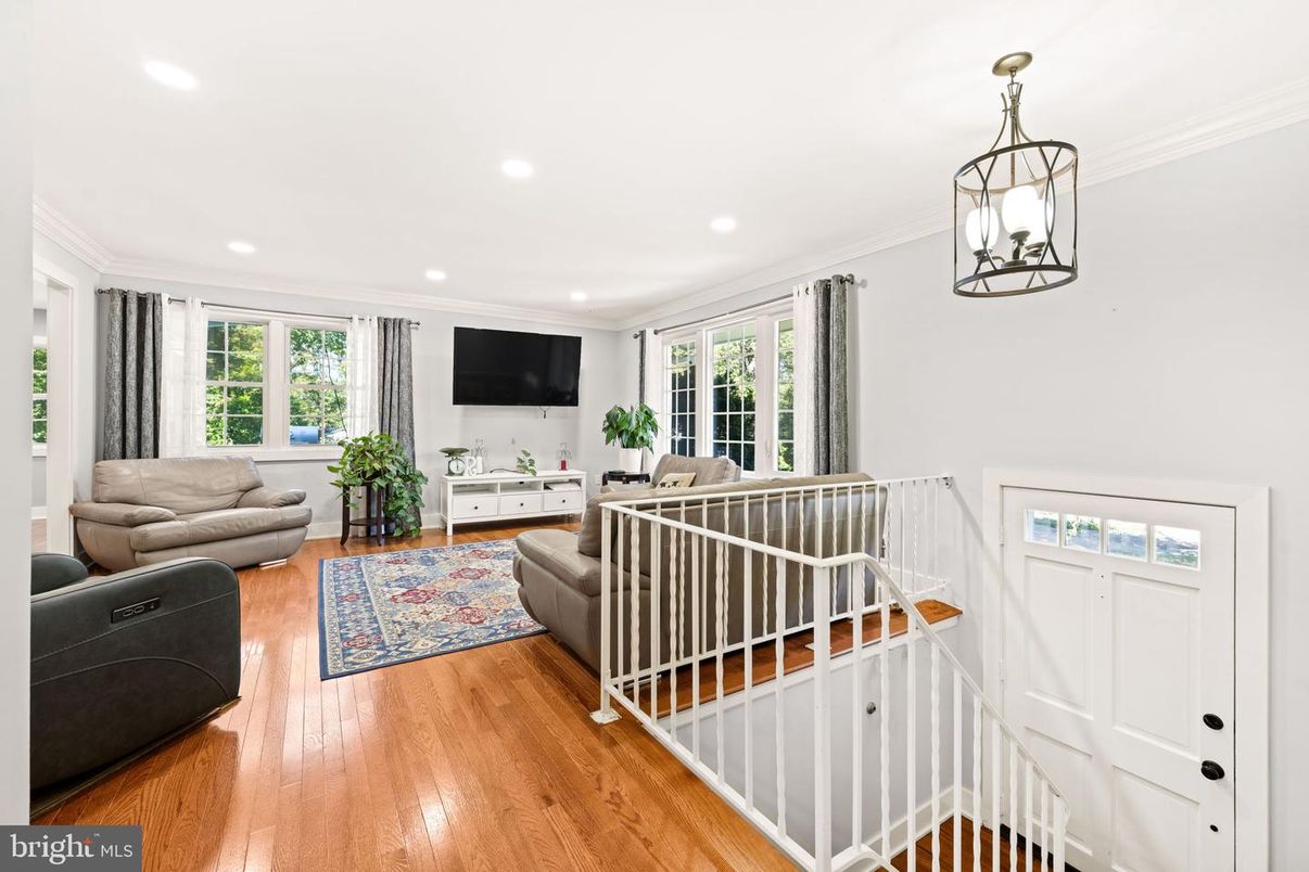 Interior, Living room, Pendant Lights, Recessed Lighting, Wood Texture Flooring