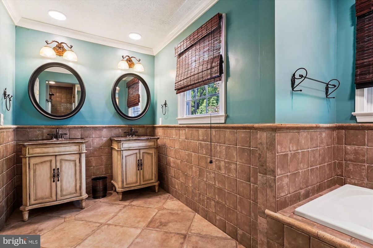 Bathroom, Dual Sink Vanities, Interior, Recessed Lighting