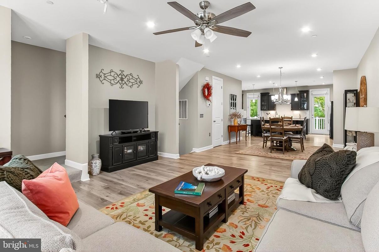 Dining room, Interior, Living room, Pendant Lights, Recessed Lighting, Wood Texture Flooring