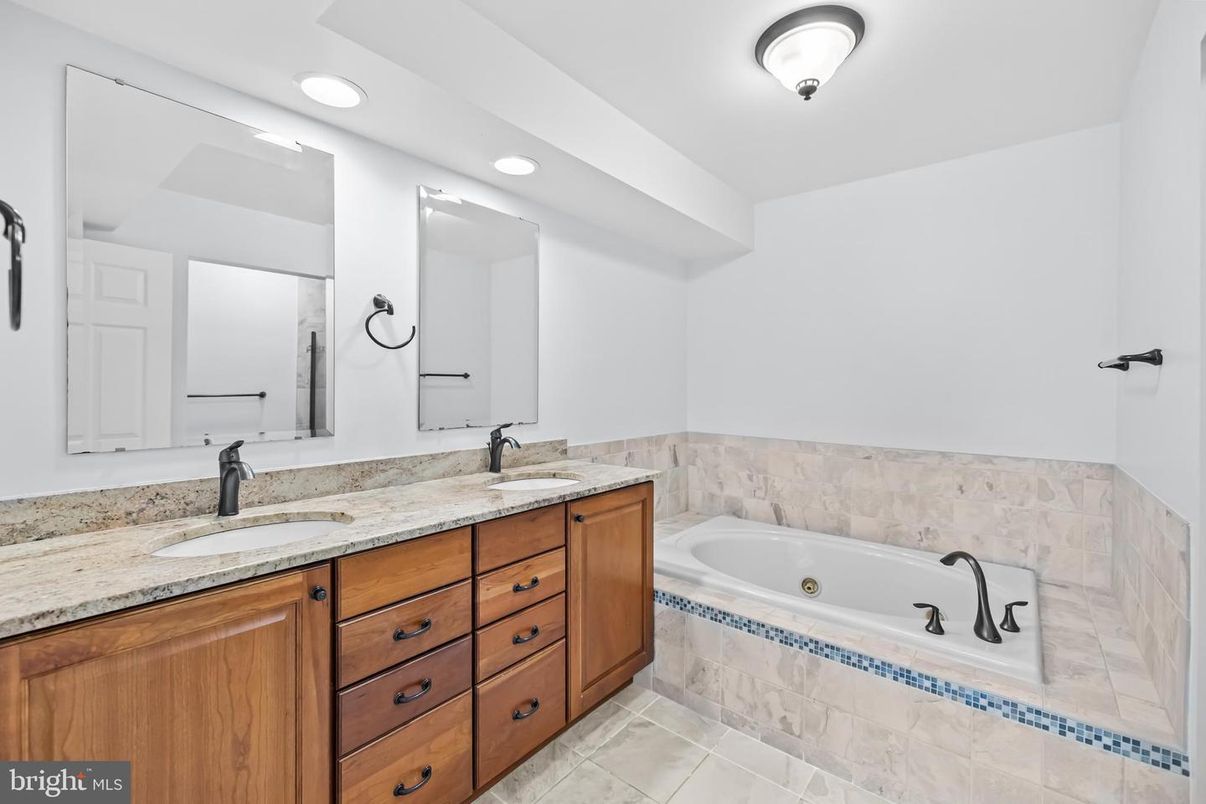 Bathroom, Dual Sink Vanities, Interior, Recessed Lighting