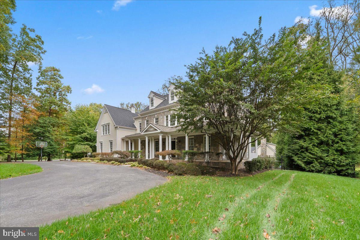 Backyard, Exterior, Facade, Queen Anne Victorian