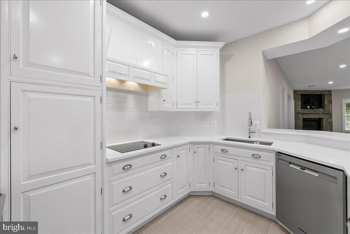 Fireplace, Interior, Kitchen, Recessed Lighting, Wood Texture Flooring