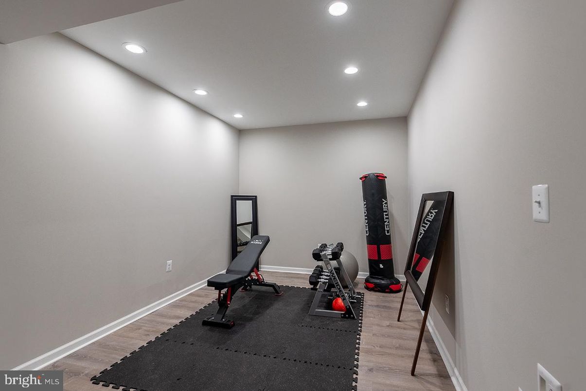 Fitness Equipment, Interior, Recessed Lighting, Wood Texture Flooring