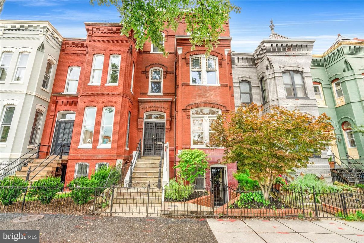 Exterior, Facade, Brick Facade, Rowhouse