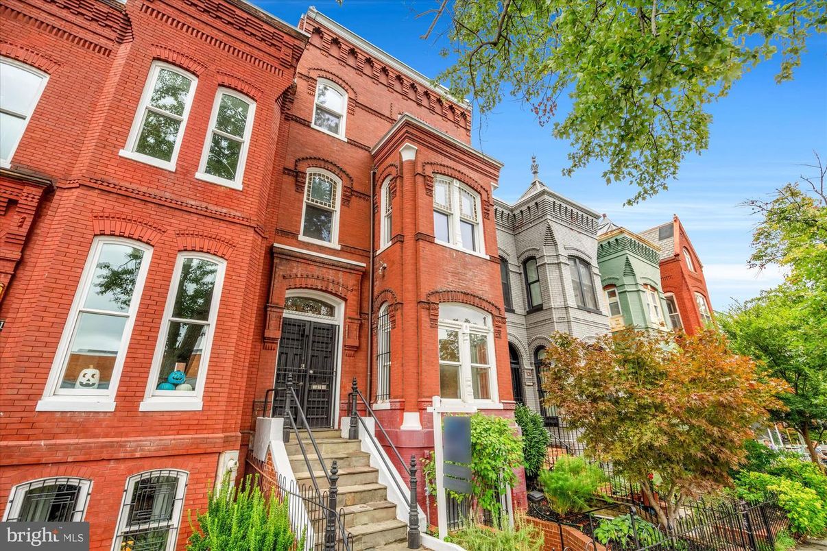 Exterior, Facade, Brick Facade, Rowhouse