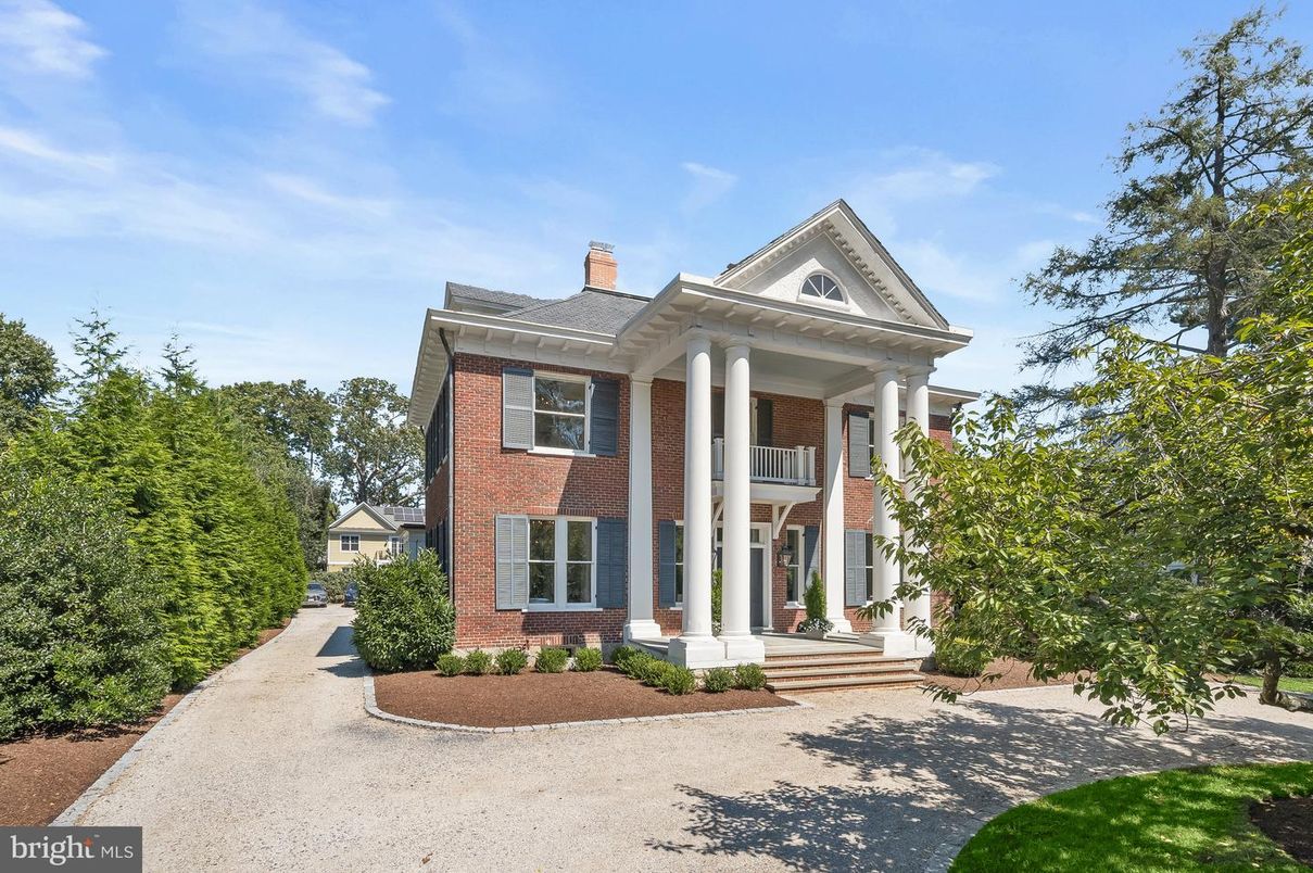 Exterior, Facade, Brick Facade, Georgian