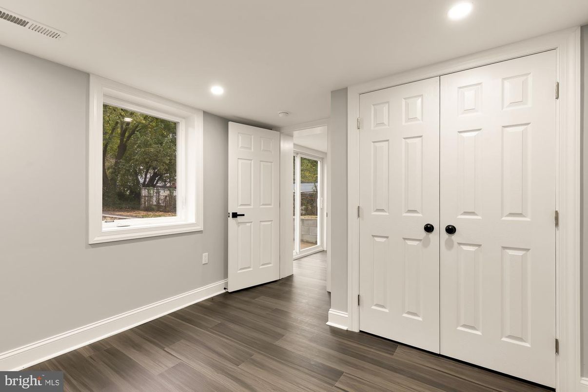 Interior, Recessed Lighting, Wood Texture Flooring