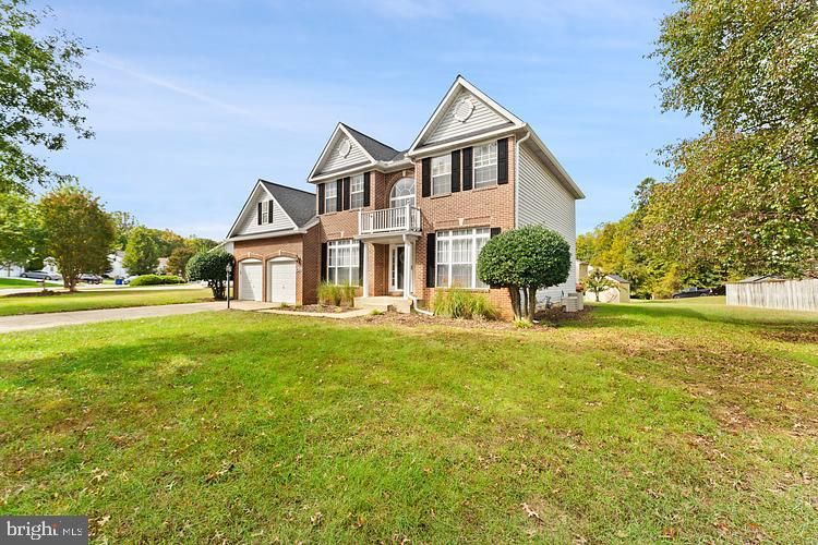 Attached, Exterior, Facade, Brick Facade, Queen Anne Victorian