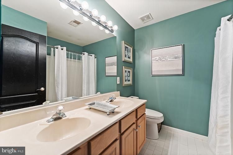 Bathroom, Dual Sink Vanities, Interior