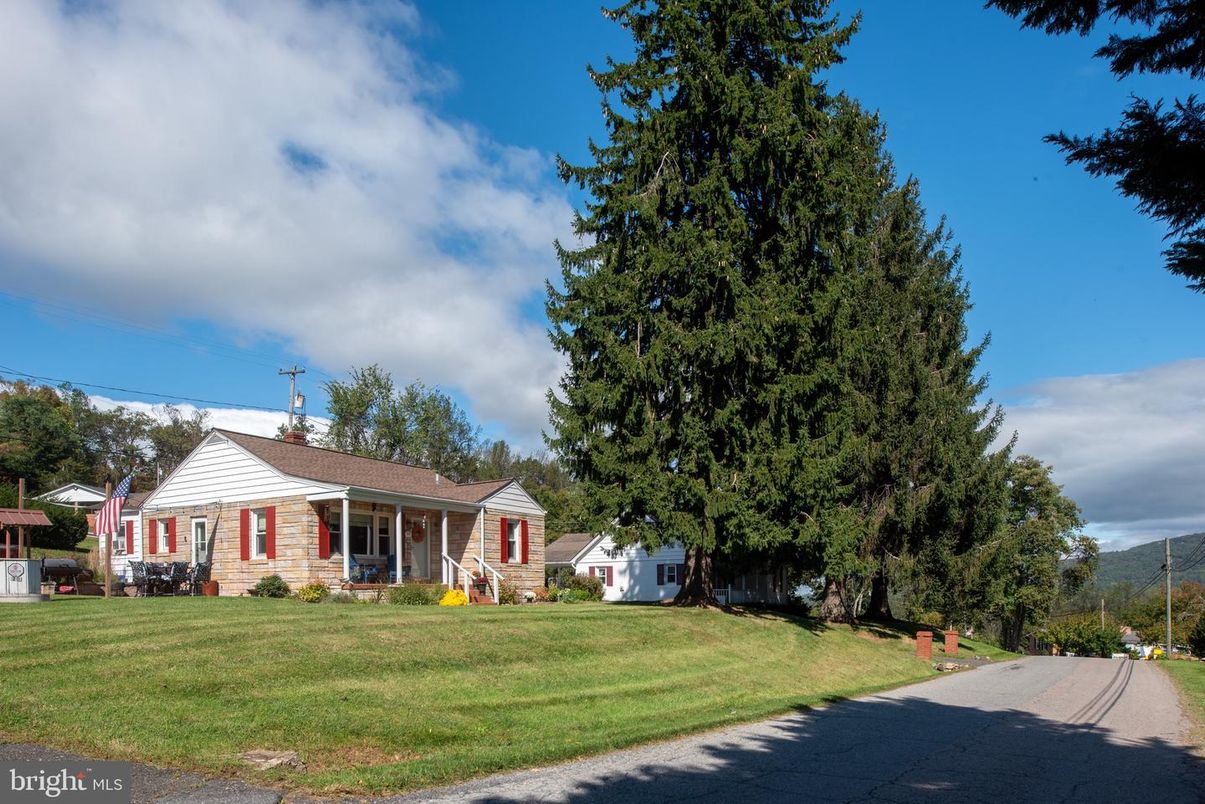 Backyard, Exterior, Facade, Ranch