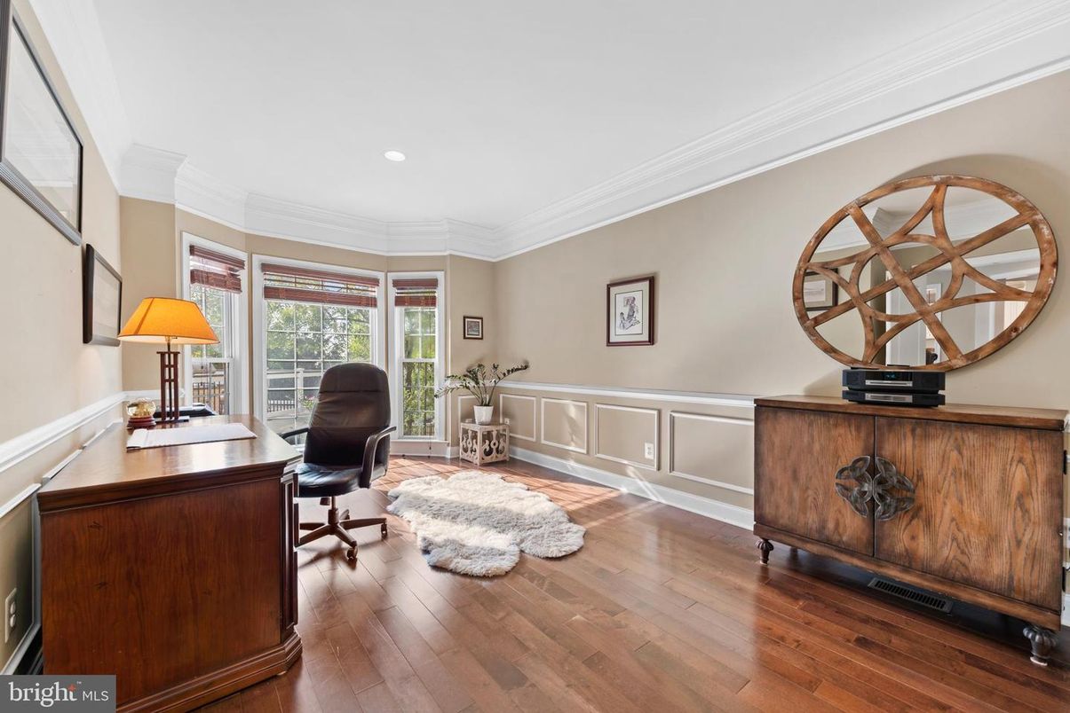 Home Office, Interior, Recessed Lighting, Wood Texture Flooring