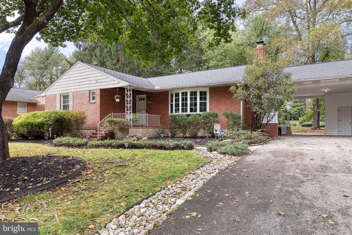 Exterior, Facade, Brick Facade, Ranch