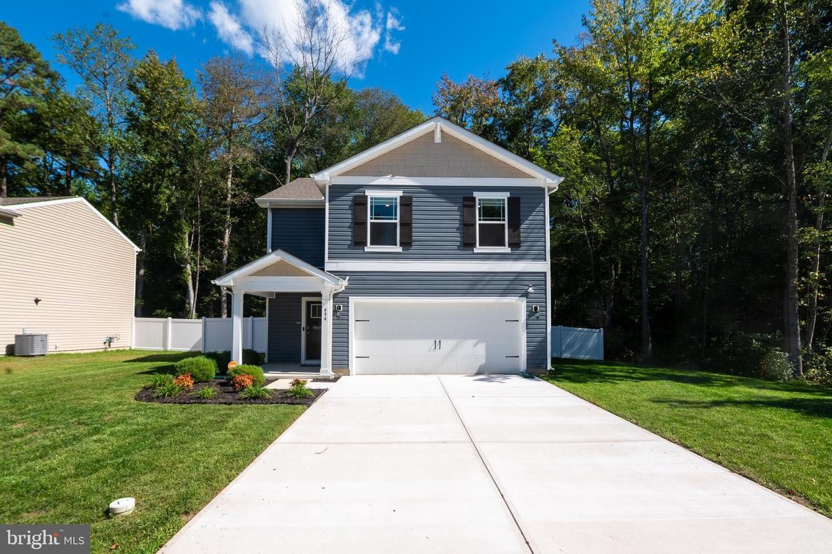 Attached, Exterior, Facade, Split Level