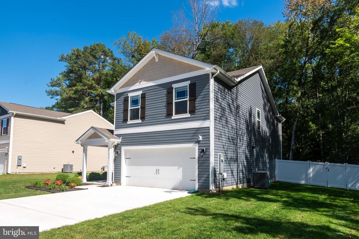 Attached, Exterior, Facade, American Craftsman