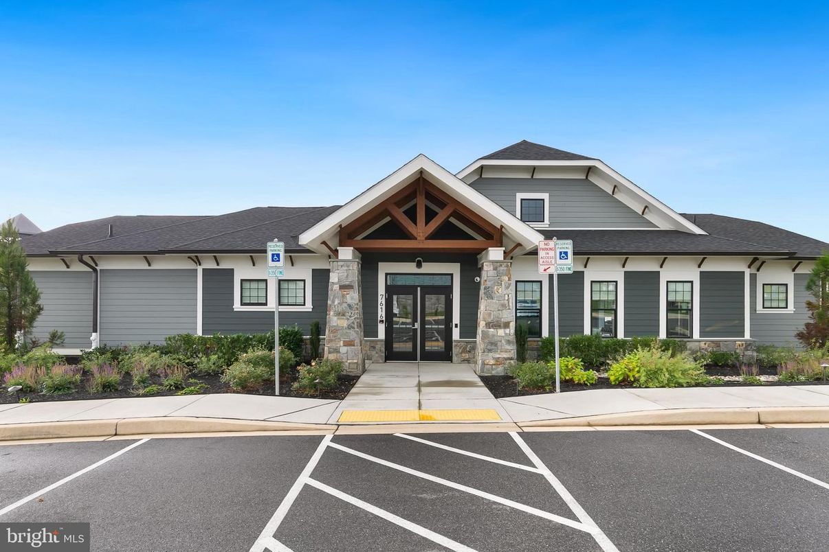 Exterior, Facade, Ranch