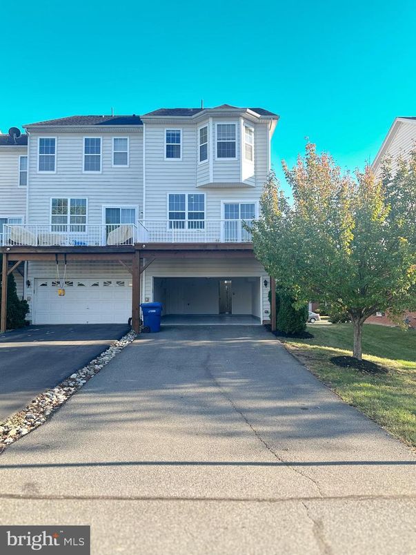 Attached, Exterior, Facade, Rowhouse