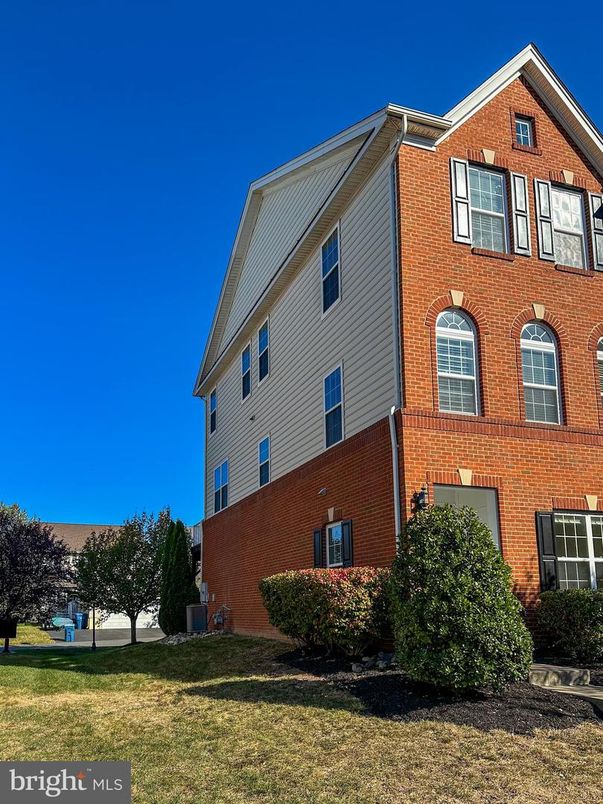 Exterior, Facade, Brick Facade, Rowhouse