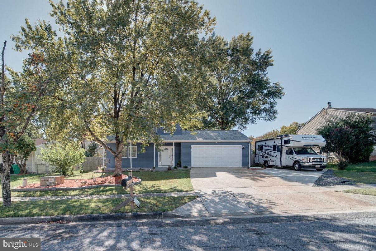 Attached, Exterior, Facade, Cape Cod