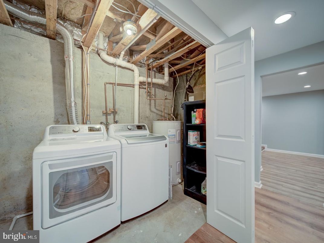 Interior, Recessed Lighting, Washer, Wood Texture Flooring