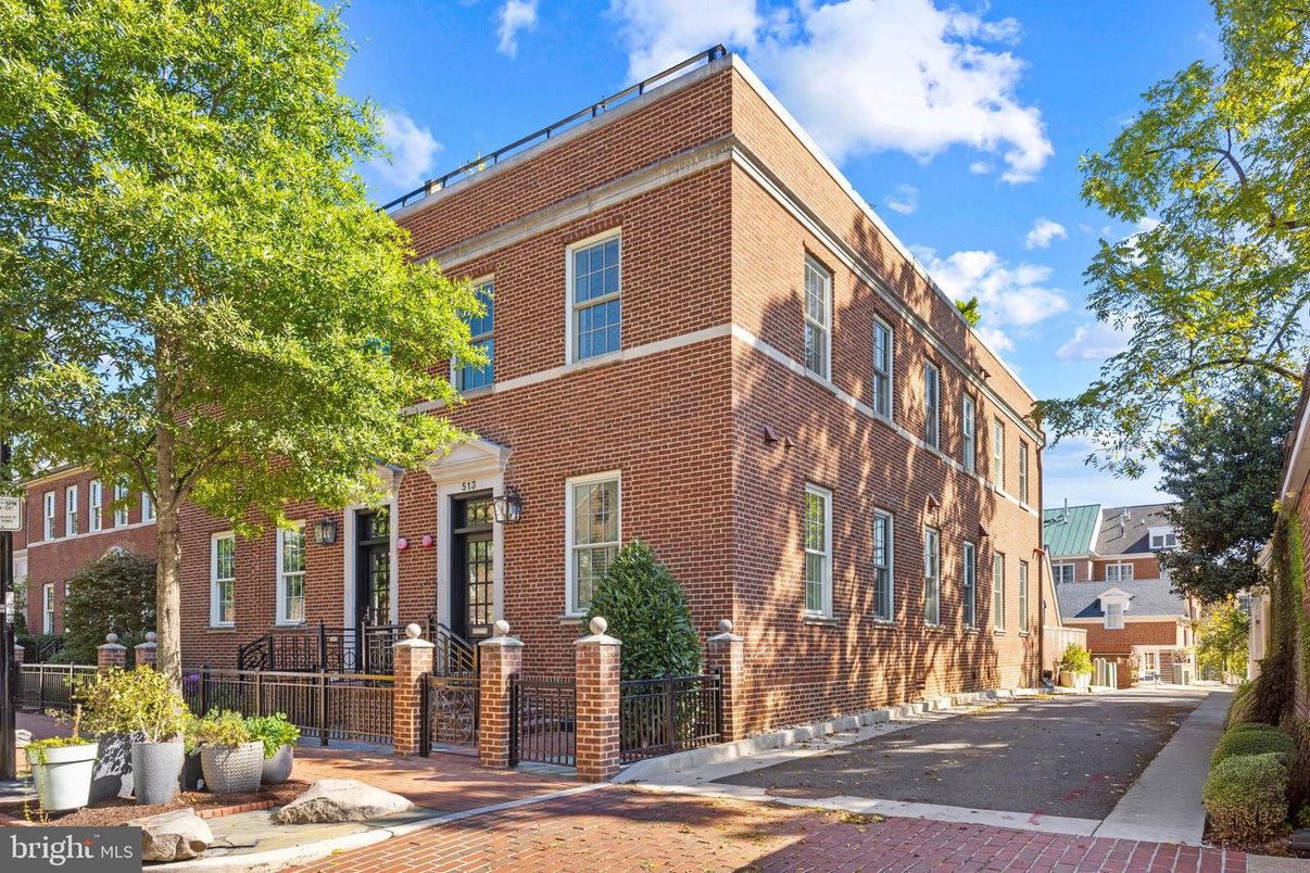 Exterior, Facade, Brick Facade, Rowhouse