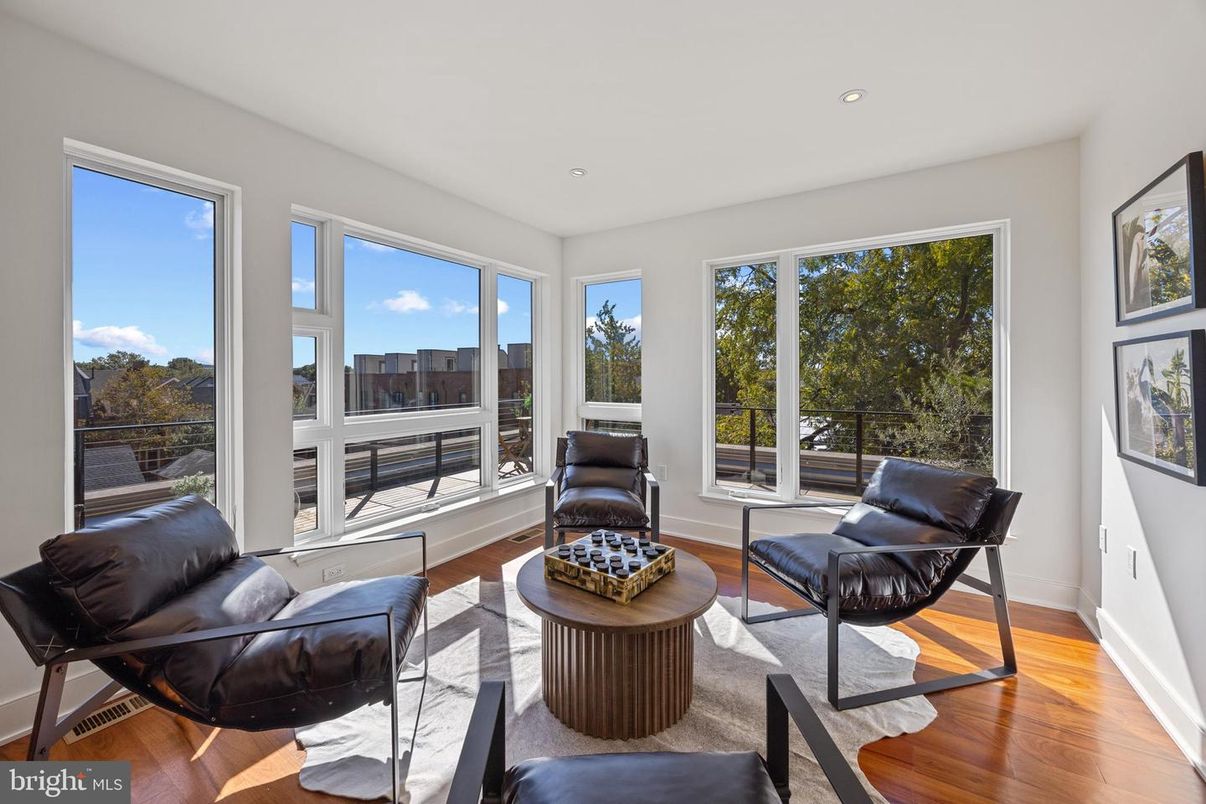 Interior, Living room, Recessed Lighting, Sun Room, Wood Texture Flooring