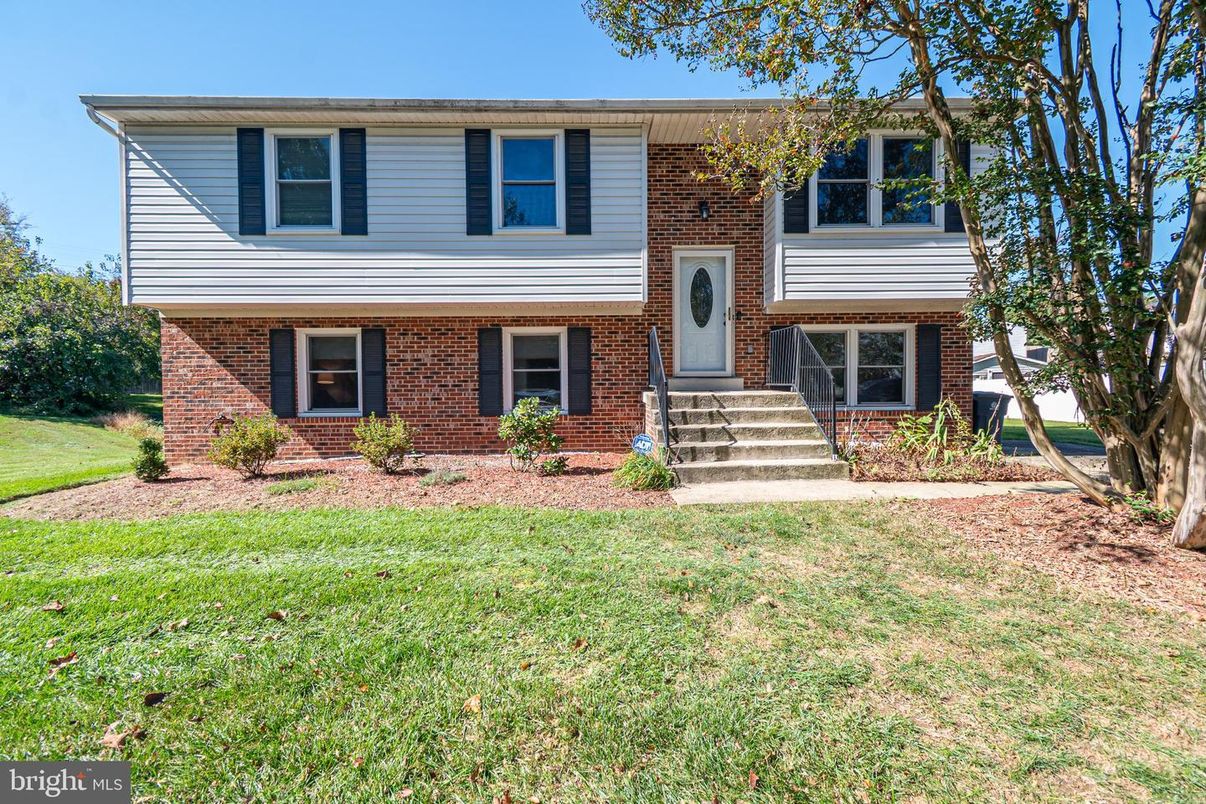 Exterior, Facade, Brick Facade, Raised Ranch