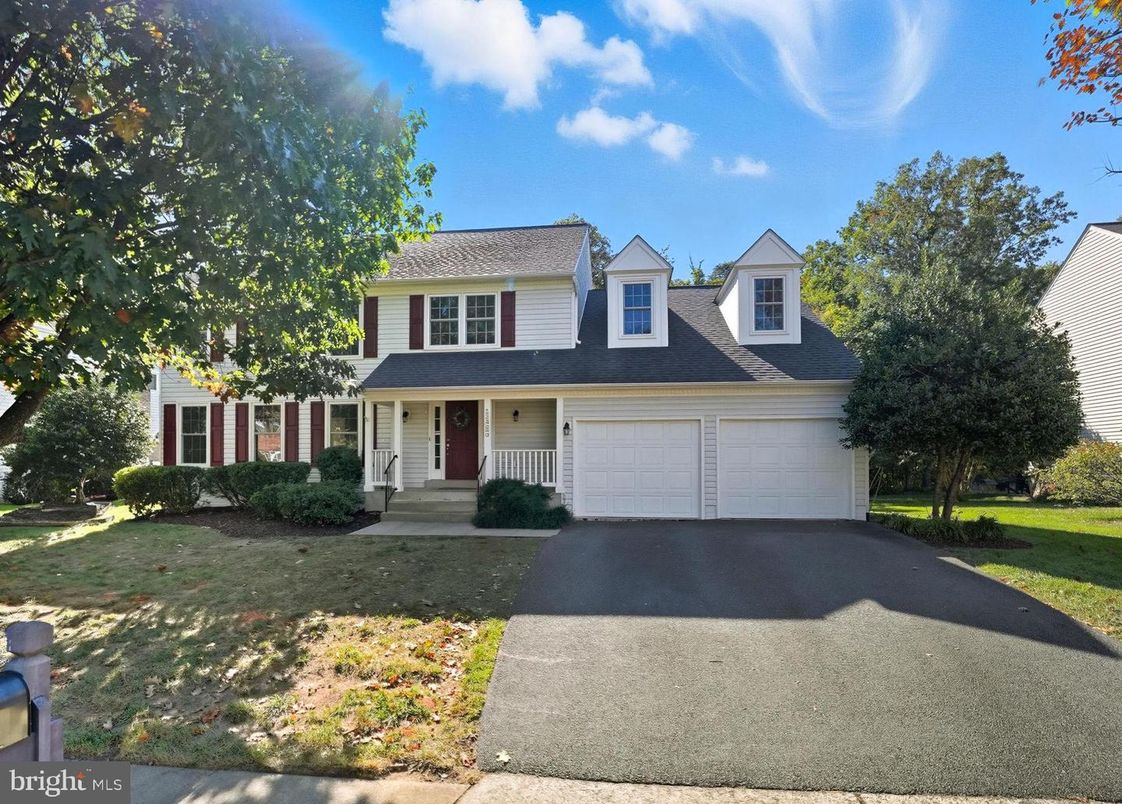 Attached, Exterior, Facade, Cape Cod