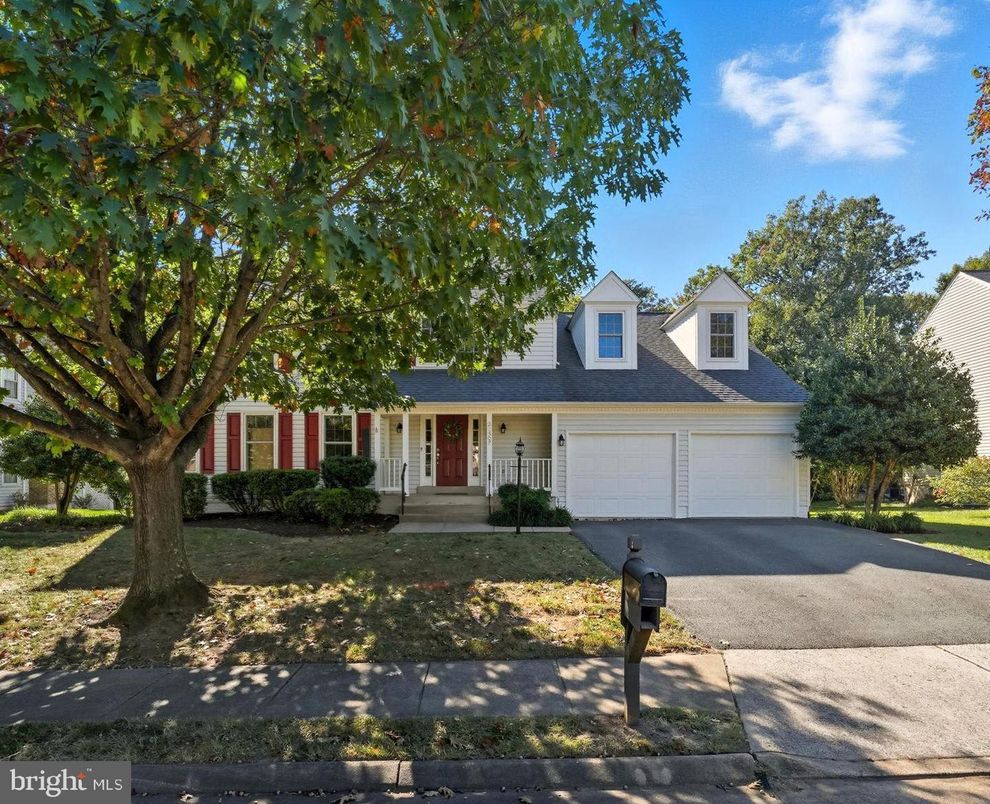 Attached, Exterior, Facade, Cape Cod