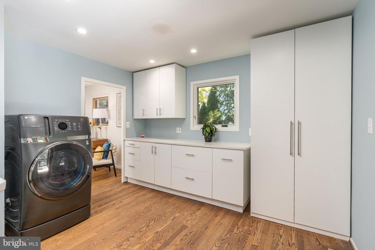 Interior, Recessed Lighting, Washer, Wood Texture Flooring