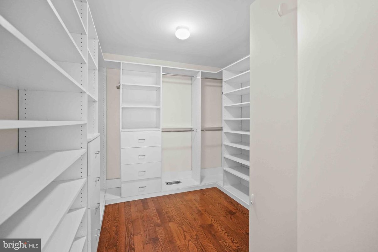 Interior, Walk-in Closets, Wood Texture Flooring