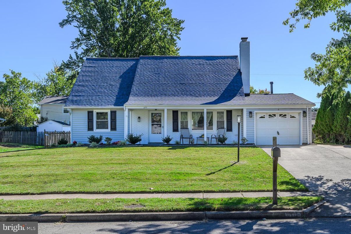 Attached, Exterior, Facade, Cape Cod