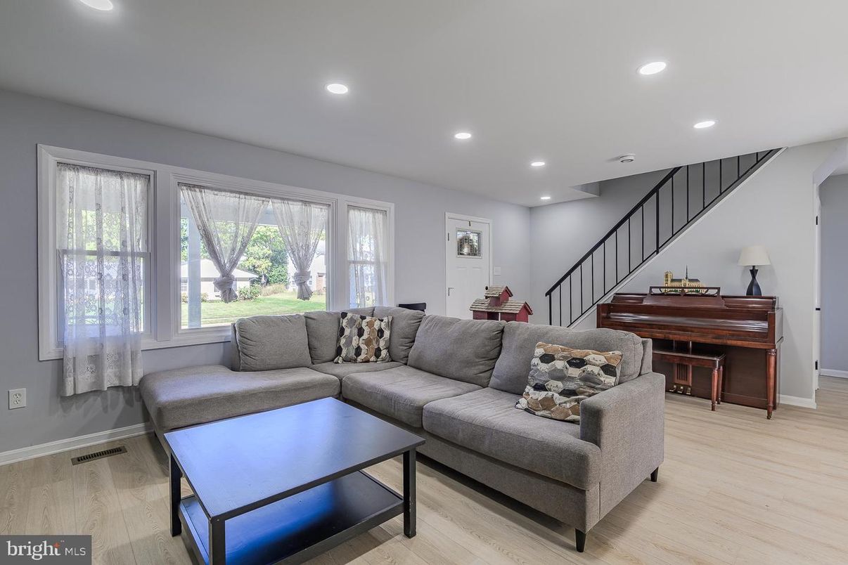 Interior, Living room, Piano, Recessed Lighting, Wood Texture Flooring
