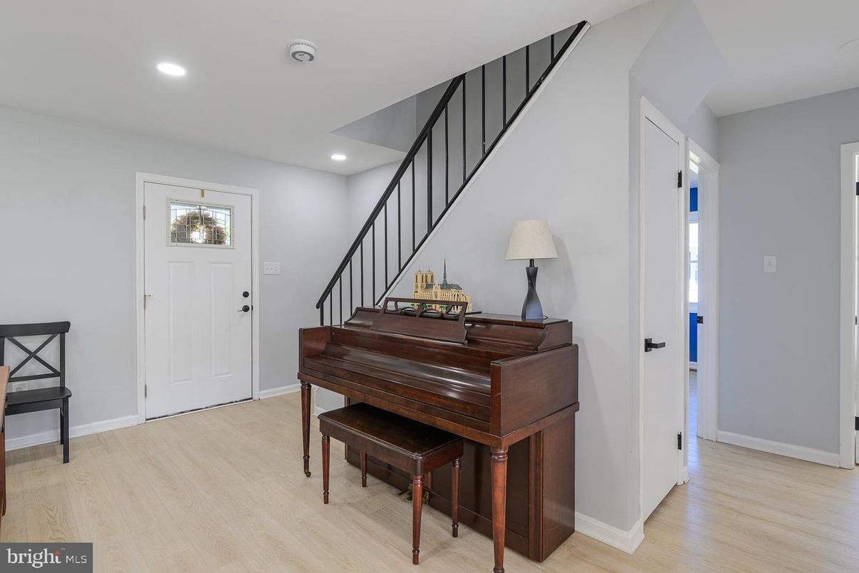 Interior, Piano, Recessed Lighting, Wood Texture Flooring