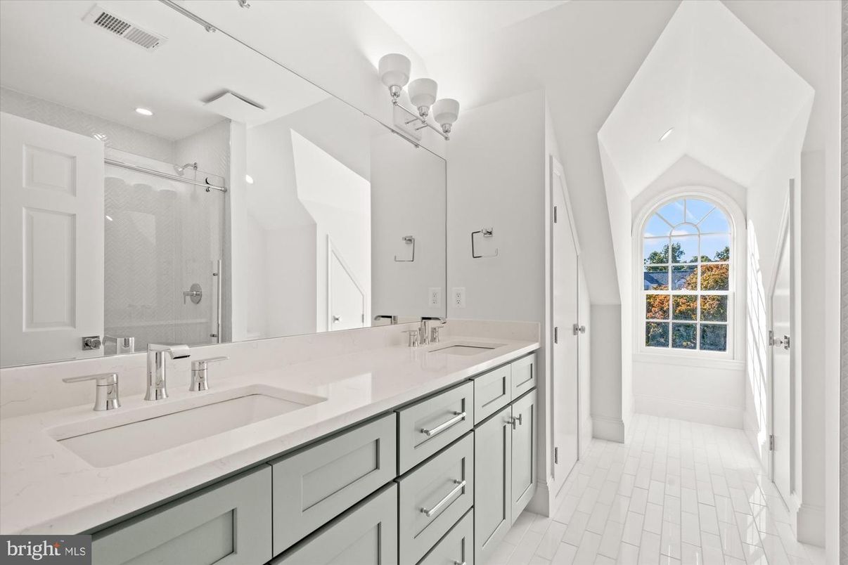 Bathroom, Dual Sink Vanities, Interior, Recessed Lighting