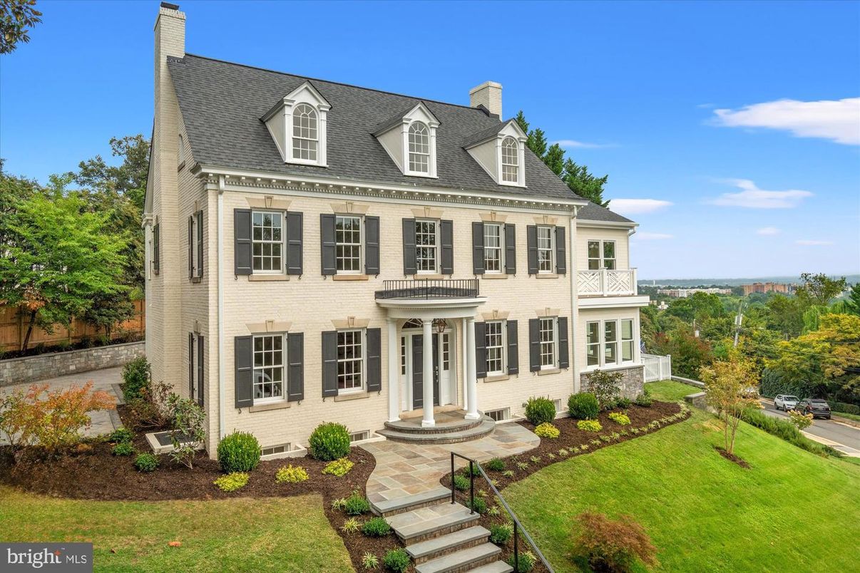 Exterior, Facade, Georgian