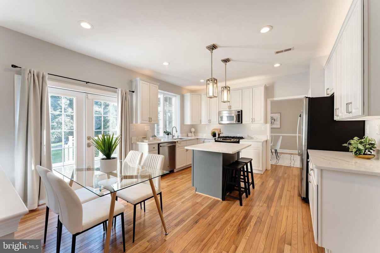 Dining room, Interior, Kitchen, Pendant Lights, Recessed Lighting, Stainless Steel Appliances, Wood Texture Flooring