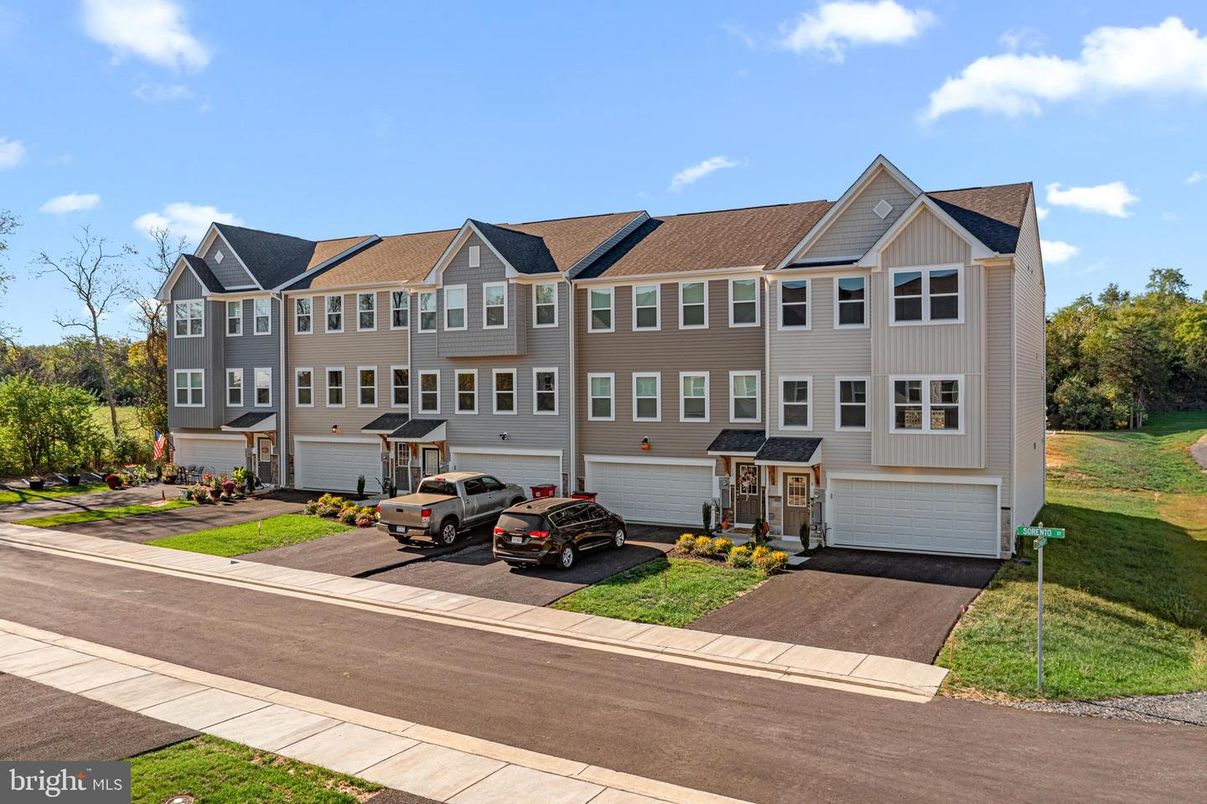 Attached, Exterior, Facade, Rowhouse