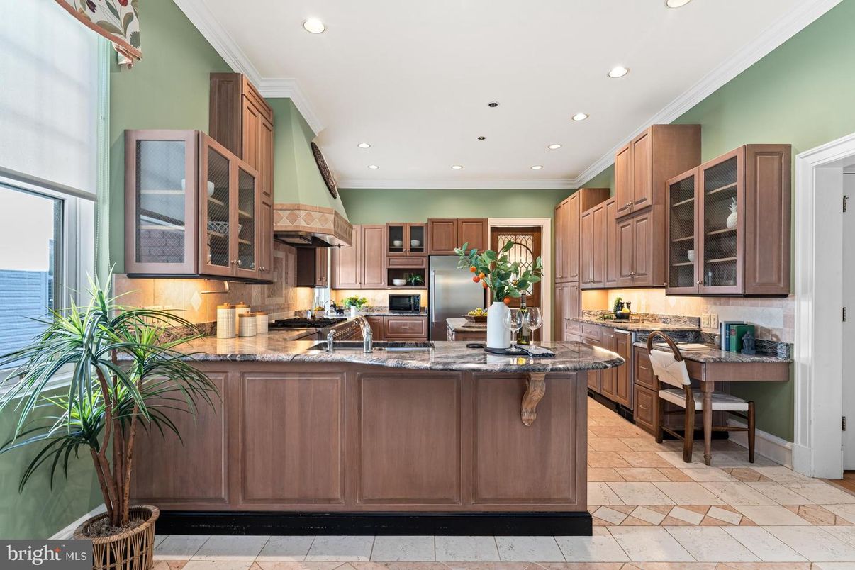 Dining room, Interior, Kitchen, Recessed Lighting, Stainless Steel Appliances, Water