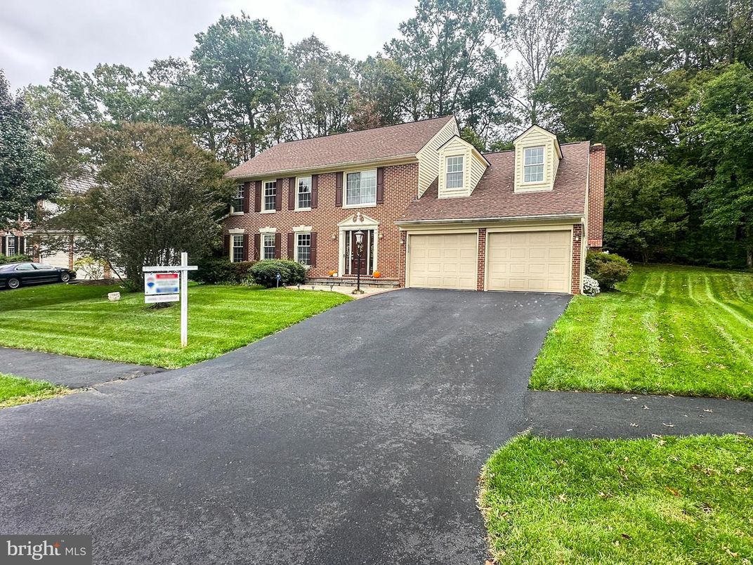 Attached, Exterior, Facade, Brick Facade, Georgian