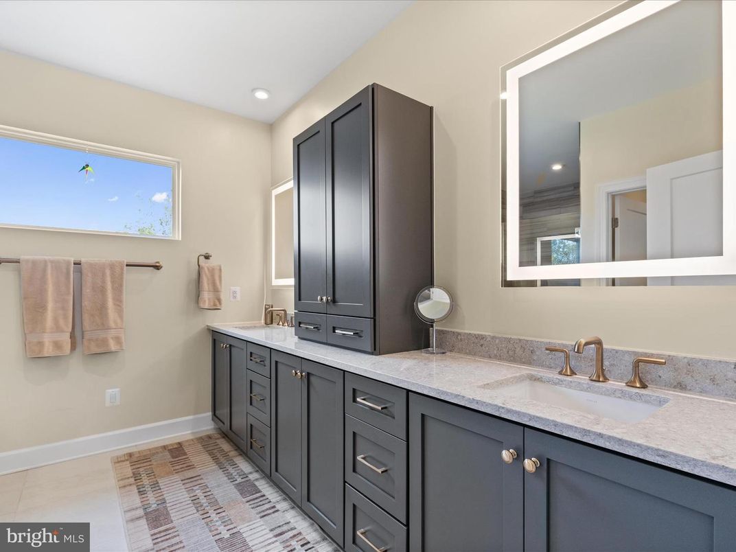 Bathroom, Dual Sink Vanities, Interior, Recessed Lighting