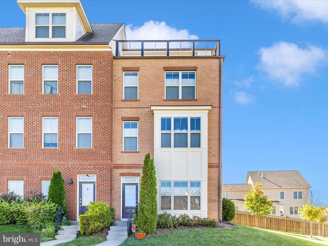 Exterior, Facade, Brick Facade, Rowhouse