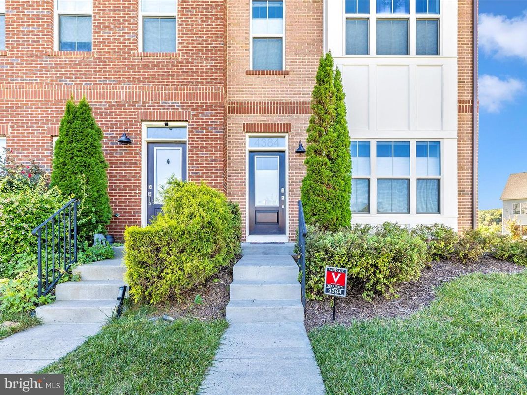 Exterior, Facade, Brick Facade, Rowhouse