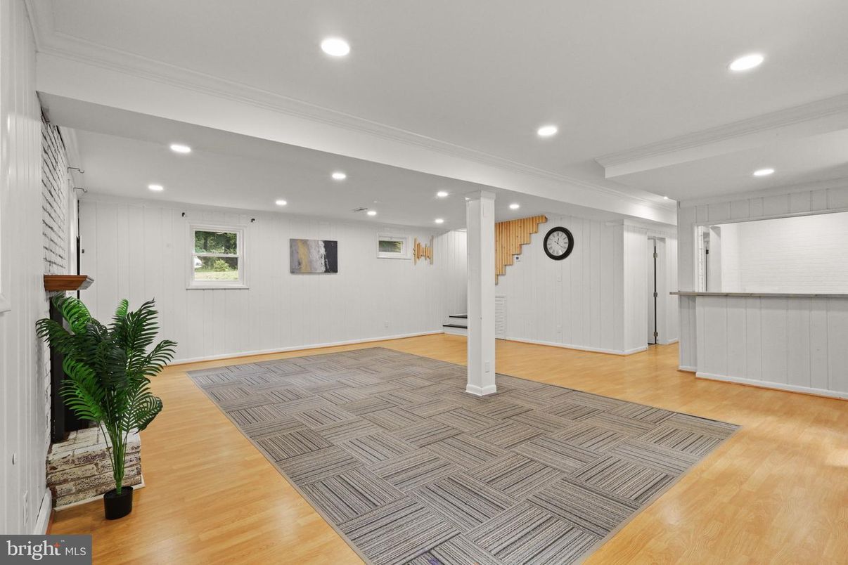 Interior, Recessed Lighting, Wood Texture Flooring