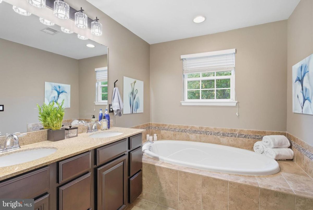 Bathroom, Dual Sink Vanities, Interior, Recessed Lighting