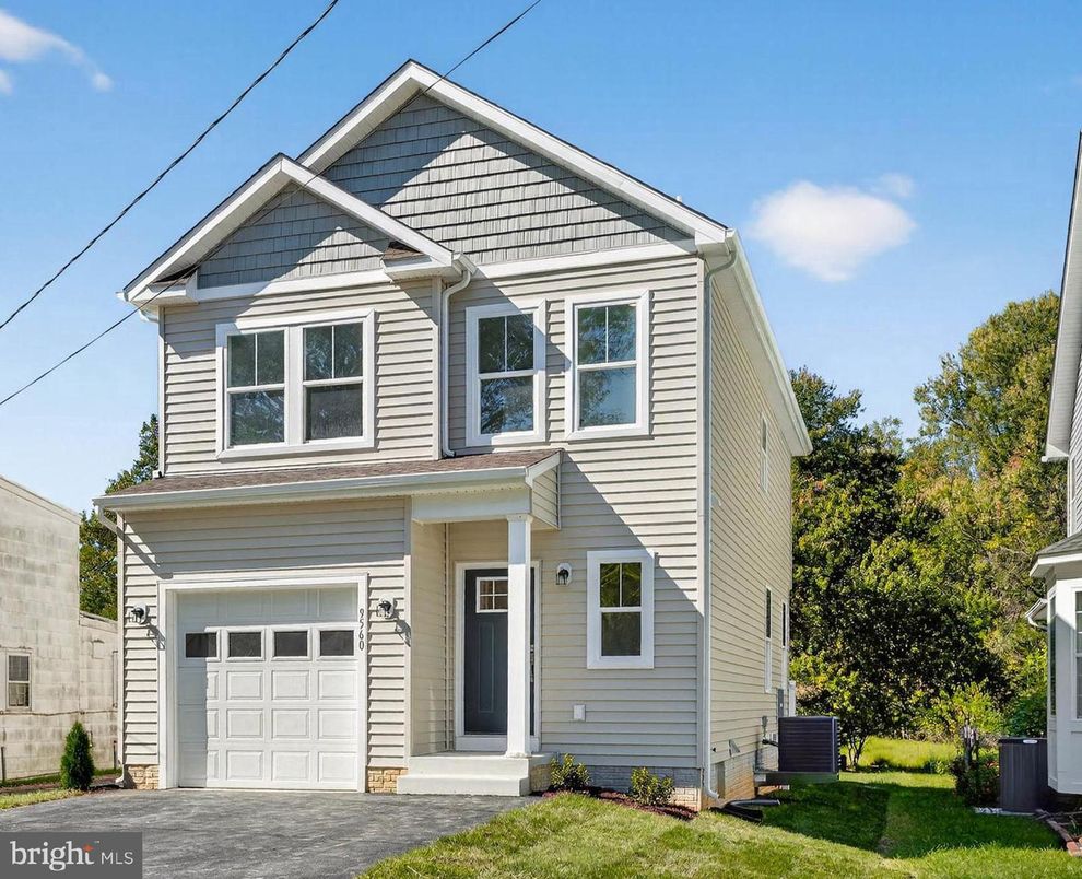 Attached, Exterior, Facade, Queen Anne Victorian